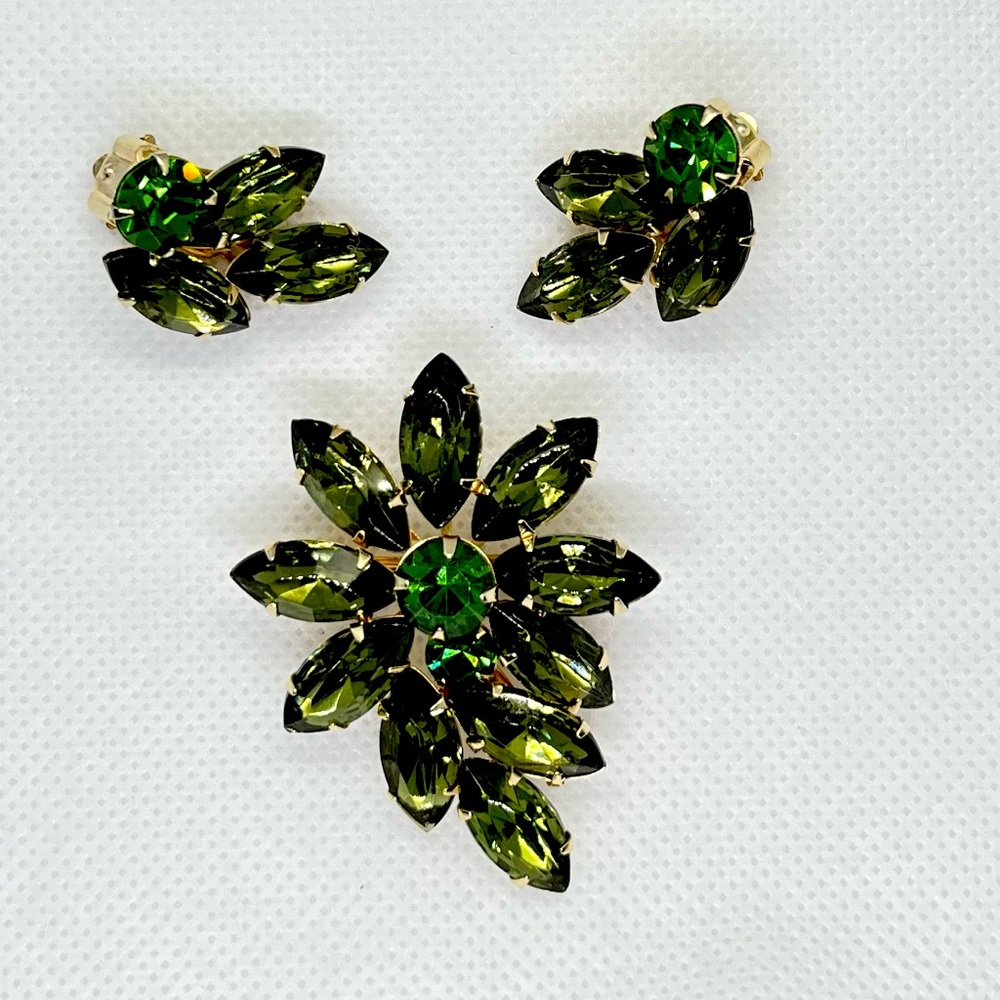 Absolutely stunning! Vintage Weiss 2-tone emerald green earring and broach set.